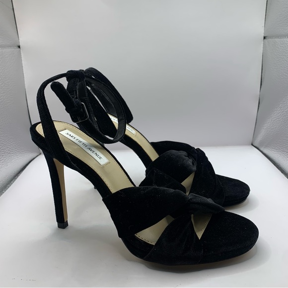 NWOB WOMANS SAKS 5TH AVENUE VELVET BLACK HEELED PUMPS SIZE 8 PL-Rochelle - Picture 4 of 9